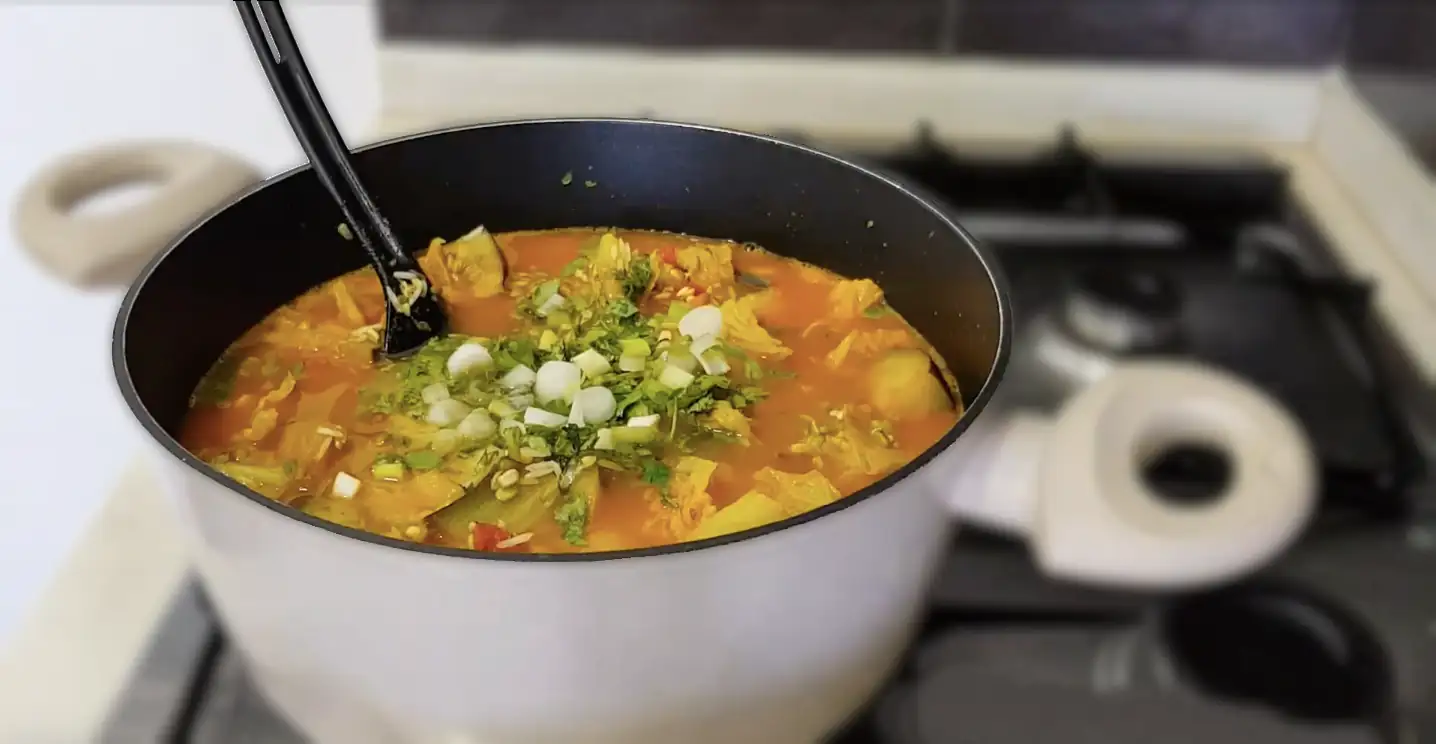 Kitchari de verduras saludable, un guiso ayurvédico nutritivo y reconfortante, perfecto para una comida equilibrada y sabrosa.